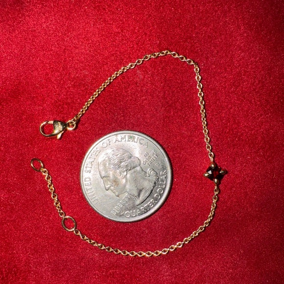 CHATELAINE® TEEN BRACELET 18K Yellow Gold with Garnet, 4mm - Picture 2 of 9